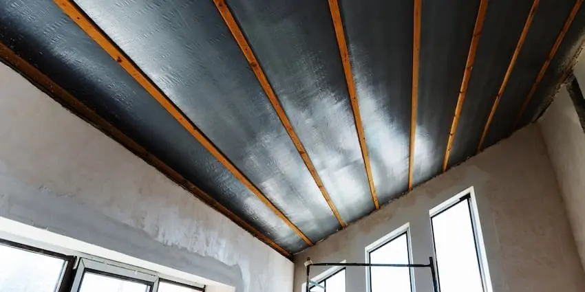 membrana acústica para paredes y techos instalada sobre perfilería de madera para mejorar aislamiento del recinto y sellar juntas contra ruido.