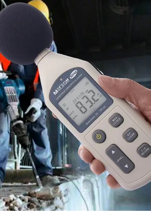 sonómetro digital para medición de ruido en faena de construcción, registrando dB (LAeq/Lmax) como parte de control acústico con equipo clase I/II.