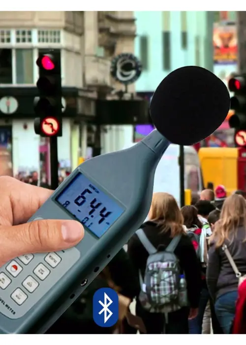 Sonómetro digital en obra — medición de ruido en construcción
