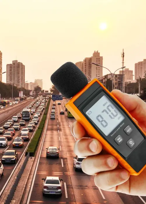 Sonómetro profesional midiendo ruido de tráfico urbano (87 dB) en Chile para estudio ambiental y control acústico