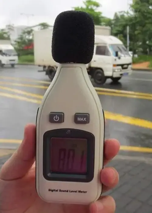 Sonómetro profesional midiendo ruido de tráfico con camiones en vía urbana (80 dB) en Chile