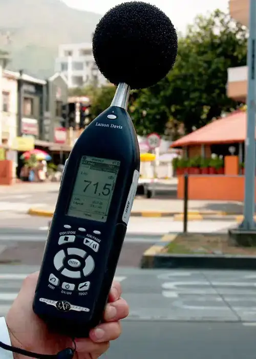 sonómetro integrador clase I para medición de ruido urbano (LAeq/Lmax) en intersección, registro con datalogger para control acústico.