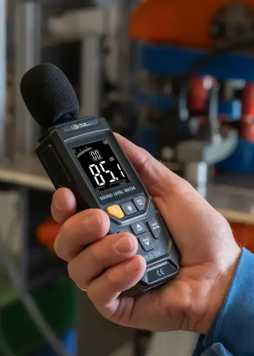 sonómetro integrador para medición de ruido (LAeq/Lmax) en entorno industrial, registro con datalogger para control acústico y verificación.