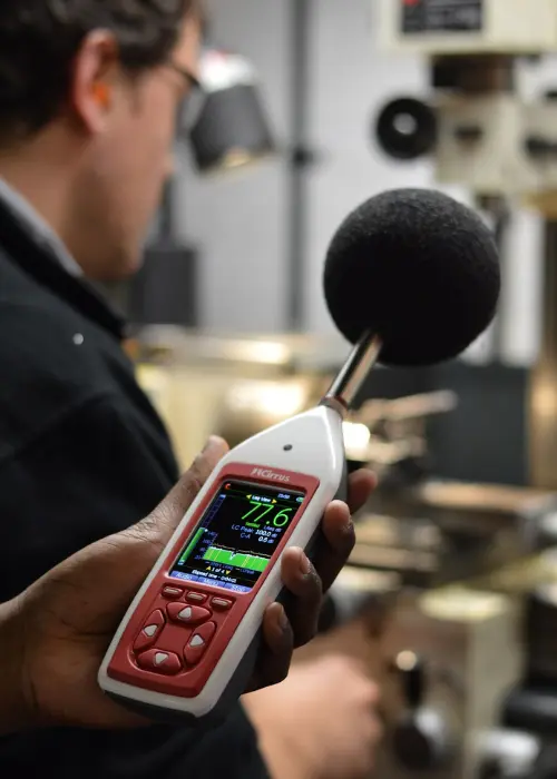 sonómetro clase 1 (sonómetro digital integrador) para medición de ruido en planta industrial, registrando LAeq/Lmax y 1/3 de octava en pantalla para control acústico y trazabilidad.