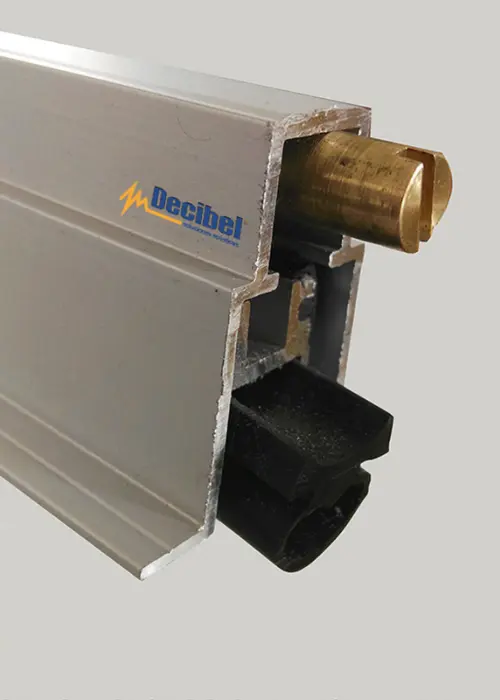 sello acústico automático (perfil de aluminio con bulbo EPDM y actuador de bronce) para puertas; pieza clave en sellos acústicos 360° que mejoran hermeticidad y control de ruido.