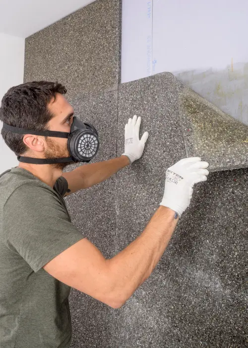 membrana acústica para paredes de alta densidad sobre muro existente, pegado continuo con adhesivo para mejorar aislamiento, sellar juntas y evitar puentes acústicos.