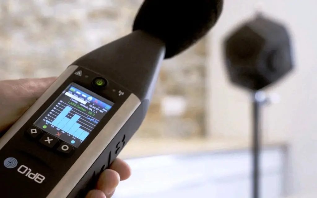 sonómetro clase 2 (sonómetro digital integrador) para medición de ruido LAeq/Lmax con gráfico de bandas de octava en ambiente interior, orientado a control acústico y trazabilidad.