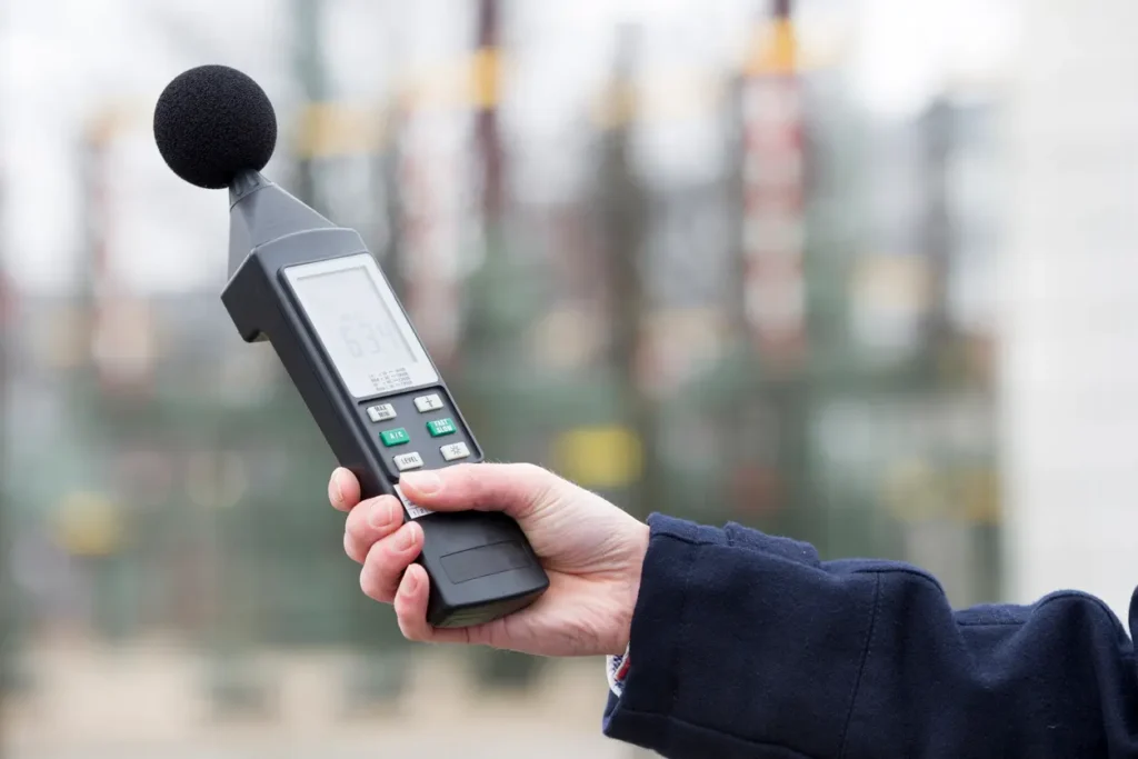 sonómetro digital clase I midiendo ruido ambiental (LAeq/Lmax) en exterior para control acústico y verificación de medición de ruido urbana.