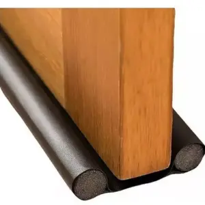 Burlete aislante de puertas doble bajo hoja de madera, sello inferior para bloquear paso de ruido, polvo y corrientes de aire en accesos interiores.